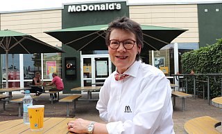 Mit einem Pfefferminztee und einem Wasser sitzt Gabriele Conert, ein gesticktes M und den Schriftzug "Ich liebe es" auf der Brusttasche, vor ihrem McDonald's. - Marion Pokorra-Brockschmidt Mit einem Pfefferminztee und einem Wasser sitzt Gabriele Conert, ein gesticktes M und den Schriftzug "Ich liebe es" auf der Brusttasche, vor ihrem McDonald's. - Marion Pokorra-Brockschmidt