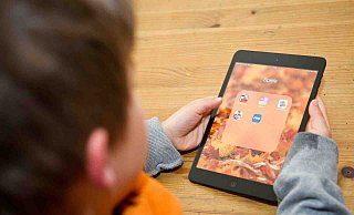 Ein angemessener Umgang mit digitalen Medien will früh gelernt sein. - Verwendung weltweit Ein angemessener Umgang mit digitalen Medien will früh gelernt sein. - Verwendung weltweit