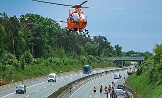 Der Notarzt wurde per Rettungshubschrauber zum Unfallort auf der A33 eingeflogen. - Sarah Jonek Fotografie Der Notarzt wurde per Rettungshubschrauber zum Unfallort auf der A33 eingeflogen. - Sarah Jonek Fotografie