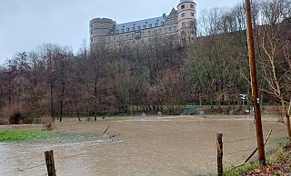 Wewelsburg unterhalb der Burg hat sich bereits ein See gebildet. - Johannes Büttner Wewelsburg unterhalb der Burg hat sich bereits ein See gebildet. - Johannes Büttner