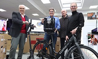 Dietrich Goldstein, Rainer Döring, Eckhard Augustin und TIm Schütte von den Löhner Lions zeigen einige der Gewinne. Dazu gehören E-Bike und E-Scooter genauso wie ein Kaffeevollautomat. - Judith Gladow Dietrich Goldstein, Rainer Döring, Eckhard Augustin und TIm Schütte von den Löhner Lions zeigen einige der Gewinne. Dazu gehören E-Bike und E-Scooter genauso wie ein Kaffeevollautomat. - Judith Gladow