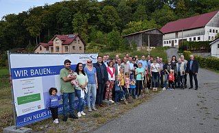 Beim Spatenstich für das neues Feuerwehrgerätehaus in Blankenrode kamen zahlreiche Bürgerinnen und Bürger des Dorfes. - Anja Ebner Beim Spatenstich für das neues Feuerwehrgerätehaus in Blankenrode kamen zahlreiche Bürgerinnen und Bürger des Dorfes. - Anja Ebner