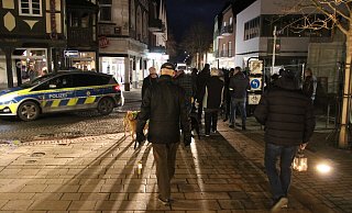 Seit einigen Wochen gehört am späten Montagnachmittag die Lange Straße in Lübbecke zur festen Wegstrecke sogenannter "Spaziergänger". - Frank Hartmann Seit einigen Wochen gehört am späten Montagnachmittag die Lange Straße in Lübbecke zur festen Wegstrecke sogenannter "Spaziergänger". - Frank Hartmann
