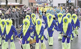 Möglichst bunt, wie hier im Jahr 2019, soll es auch beim Scharmeder Karnevalsumzug am Sonntag zugehen. - Reinhard Peters Möglichst bunt, wie hier im Jahr 2019, soll es auch beim Scharmeder Karnevalsumzug am Sonntag zugehen. - Reinhard Peters