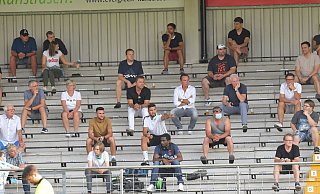 Problem: Die Kapazität an Sitzplätzen reicht im Heidewaldstadion nicht für die 3. Liga aus. Stoßen damit die Investitionen von Unternehmer Thomas Hagedorn (Mitte) in die Entwicklung des FC Gütersloh an ihre Grenzen? - Jens Dünhölter Problem: Die Kapazität an Sitzplätzen reicht im Heidewaldstadion nicht für die 3. Liga aus. Stoßen damit die Investitionen von Unternehmer Thomas Hagedorn (Mitte) in die Entwicklung des FC Gütersloh an ihre Grenzen? - Jens Dünhölter
