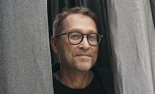 Liest demnächst in Bielefeld: Jan Weiler schaut schon mal durch den Vorhang. - Matthias Ziegler Liest demnächst in Bielefeld: Jan Weiler schaut schon mal durch den Vorhang. - Matthias Ziegler