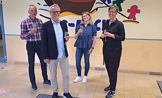 Schulleiter Matthias Heide (2.v.l.) wird von Markus Steinhard (l.), Konrektorin Lena Hollmann (2.v.r.) und Nicole Huzhzermeier in den Ruhestand verabschiedet. - Kreis Herford Schulleiter Matthias Heide (2.v.l.) wird von Markus Steinhard (l.), Konrektorin Lena Hollmann (2.v.r.) und Nicole Huzhzermeier in den Ruhestand verabschiedet. - Kreis Herford