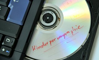Ein 42-jähriger Vater aus Vlotho ist nach einem Tipp des Interentriesen Google wegen Besitz und Verbreitung von Kinderpornographie in Bad Oeynhausren verurteilt worden. - Verwendung weltweit Ein 42-jähriger Vater aus Vlotho ist nach einem Tipp des Interentriesen Google wegen Besitz und Verbreitung von Kinderpornographie in Bad Oeynhausren verurteilt worden. - Verwendung weltweit