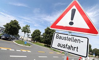 Am Steinheimer Krankenhaus ist die Ausfahrt für den Rettungsdienst auf die B 252 Richtung Bergheim zu umständlich und zeitaufwändig. Deshalb musste eine neue Lösung her. - David Schellenberg Am Steinheimer Krankenhaus ist die Ausfahrt für den Rettungsdienst auf die B 252 Richtung Bergheim zu umständlich und zeitaufwändig. Deshalb musste eine neue Lösung her. - David Schellenberg