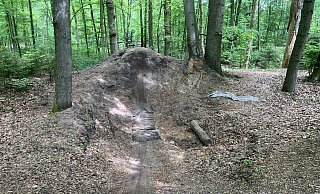 Die Mountainbiker haben diese Sprungschanze gebaut. - Philip Fortströer Die Mountainbiker haben diese Sprungschanze gebaut. - Philip Fortströer