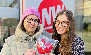 Die Gütersloherin Susanne Zimmermann (l.) hat das rote Herz am Dienstagmorgen im Stadtpark gefunden und in die Lokalredaktion zu NW-Redakteurin Lena Vanessa Niewald gebracht. - Max Maschmann Die Gütersloherin Susanne Zimmermann (l.) hat das rote Herz am Dienstagmorgen im Stadtpark gefunden und in die Lokalredaktion zu NW-Redakteurin Lena Vanessa Niewald gebracht. - Max Maschmann