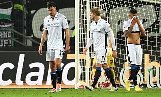 Arminia-Verteidiger Andrés Andrade (r.) verliert vor dem 0:2 in Hannover das entscheidende Kopfballduell gegen Havard Nielsen und möchte sich danach nur noch verstecken. Gesenkte Köpfe bei Janni Serra und Oliver Hüsing (v.l.). - PaetzelPress Arminia-Verteidiger Andrés Andrade (r.) verliert vor dem 0:2 in Hannover das entscheidende Kopfballduell gegen Havard Nielsen und möchte sich danach nur noch verstecken. Gesenkte Köpfe bei Janni Serra und Oliver Hüsing (v.l.). - PaetzelPress