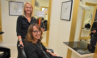 Diana Roccella (stehend) und Claudia Thieß vom Salon Eddy Zucker in Stukenbrock würden sich freuen, motiviertes Fachpersonal oder Auszubildende an ihrer Seite zu haben. - Karin Prignitz Diana Roccella (stehend) und Claudia Thieß vom Salon Eddy Zucker in Stukenbrock würden sich freuen, motiviertes Fachpersonal oder Auszubildende an ihrer Seite zu haben. - Karin Prignitz