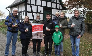 Charly Schlottmann,Christin Sieveking, Kira und Daniel Manske, Maximilian, Natalie und Felix Meier sowie Jens Heideirich vom Orga-Team laden zum Weihnachtlichen Hofvergnügen in Frotheim ein. Auf demFotofehlenvomOrga-Team Christian Meier, Jörn Bekemeier und Iris Stolle. - Klaus Frensing Charly Schlottmann,Christin Sieveking, Kira und Daniel Manske, Maximilian, Natalie und Felix Meier sowie Jens Heideirich vom Orga-Team laden zum Weihnachtlichen Hofvergnügen in Frotheim ein. Auf demFotofehlenvomOrga-Team Christian Meier, Jörn Bekemeier und Iris Stolle. - Klaus Frensing