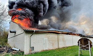 Teile des Daches sind bereits eingestürzt, als die Feuerwehr mit dem Löschen beginnt. Ein Innenangriff schied wegen der großen Gefahren aus. - Heinz Kube Teile des Daches sind bereits eingestürzt, als die Feuerwehr mit dem Löschen beginnt. Ein Innenangriff schied wegen der großen Gefahren aus. - Heinz Kube
