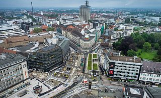 Ein Stadtplanungsbüro schlägt ein Durchfahrtsverbot für Autos am Jahnplatz vor. Dieses Drohnenfoto unserer Fotografin stammt aus dem Juni 2021. - Sarah Jonek (Archiv) Ein Stadtplanungsbüro schlägt ein Durchfahrtsverbot für Autos am Jahnplatz vor. Dieses Drohnenfoto unserer Fotografin stammt aus dem Juni 2021. - Sarah Jonek (Archiv)