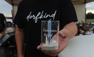 Der Dümmerbrand fiel aus. Die Nachbarn in Dielingen reagierten darauf - mit einem "Dümmerbrand to go". Im Glas, mit Kerze, Streichholz und Papierschiffchen. - Joern Spreen-Ledebur Der Dümmerbrand fiel aus. Die Nachbarn in Dielingen reagierten darauf - mit einem "Dümmerbrand to go". Im Glas, mit Kerze, Streichholz und Papierschiffchen. - Joern Spreen-Ledebur