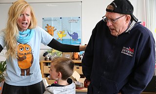Polizeikommissar Thomas Bensch spielt "under cover" im Klassenraum der Eisbären ein Mobbingopfer, dass sich vor den Übergriffen wegduckt, die WDR-Mitarbeiterin Insa Backe simuliert. - Elke Niedringhaus-Haasper Polizeikommissar Thomas Bensch spielt "under cover" im Klassenraum der Eisbären ein Mobbingopfer, dass sich vor den Übergriffen wegduckt, die WDR-Mitarbeiterin Insa Backe simuliert. - Elke Niedringhaus-Haasper
