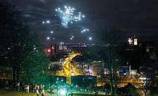 Untem bunten Sternenhimmel - vom Johannisberg aus gesehen, sorgen die Feuerwerke über Bielefeld für besonders schöne Fotomomente. - Oliver Krato Untem bunten Sternenhimmel - vom Johannisberg aus gesehen, sorgen die Feuerwerke über Bielefeld für besonders schöne Fotomomente. - Oliver Krato