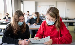 Das wird bleiben: Masken und zwei Corona-Tests die Woche sollen Bielefelds Schüler noch lange schützen helfen. - Matthias Balk Das wird bleiben: Masken und zwei Corona-Tests die Woche sollen Bielefelds Schüler noch lange schützen helfen. - Matthias Balk