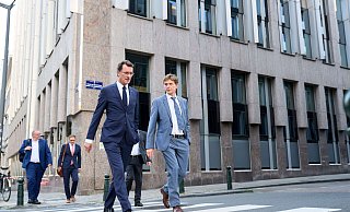 NRW-Ministerpräsident Hendrik Wüst (v.l.) unterwegs in Brüssel mit Rainer Steffens, dem dortigen Leiter der NRW-Landesvertretung. - Landesvertretung NRW NRW-Ministerpräsident Hendrik Wüst (v.l.) unterwegs in Brüssel mit Rainer Steffens, dem dortigen Leiter der NRW-Landesvertretung. - Landesvertretung NRW
