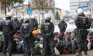 Sitzblockaden, die das Ziel haben, andere Versammlungen oder Demonstrationen zu stören, sind nach dem neuen Gesetzentwurf nicht mehr zulässig. Das Bild zeigt eine Sitzblockade von Demonstranten gegen einen Aufmarsch der rechten Szene im November 2018 in Bielefeld. - Sarah Jonek Sitzblockaden, die das Ziel haben, andere Versammlungen oder Demonstrationen zu stören, sind nach dem neuen Gesetzentwurf nicht mehr zulässig. Das Bild zeigt eine Sitzblockade von Demonstranten gegen einen Aufmarsch der rechten Szene im November 2018 in Bielefeld. - Sarah Jonek