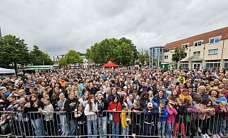 Dicht gedrängt hörten mehr als 700 Gäste dem ESC-Sänger Isaak Gduerian bei seinem Konzert auf dem Wilhelm-Kern-Platz zu. - Karsten Schulz Dicht gedrängt hörten mehr als 700 Gäste dem ESC-Sänger Isaak Gduerian bei seinem Konzert auf dem Wilhelm-Kern-Platz zu. - Karsten Schulz