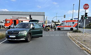 Die Berufsfeuerwehr Gütersloh rückte unter Leitung von Pascal Rahmer an, um die Unfallstelle abzusichern und auslaufende Betriebsstoffe aufzunehmen. Foto: Thorsten Heß - Thorstn Heß Die Berufsfeuerwehr Gütersloh rückte unter Leitung von Pascal Rahmer an, um die Unfallstelle abzusichern und auslaufende Betriebsstoffe aufzunehmen. Foto: Thorsten Heß - Thorstn Heß