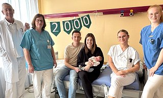 Freuen sich über die Geburt des 2.000 Babys: Chefarzt Michael Patrick Lux, leitende Oberärztin Christine Schmücker, Jonas und Jana Kraft mit Konrad, Doreen Hertwig und Hebamme Lea Ackermann. - St. Vincenz-Kliniken Freuen sich über die Geburt des 2.000 Babys: Chefarzt Michael Patrick Lux, leitende Oberärztin Christine Schmücker, Jonas und Jana Kraft mit Konrad, Doreen Hertwig und Hebamme Lea Ackermann. - St. Vincenz-Kliniken