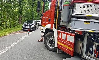 Die Feuerwehr half be der Bergung des Fahrzeugs aus dem Wald. - Dieter Scholz Die Feuerwehr half be der Bergung des Fahrzeugs aus dem Wald. - Dieter Scholz