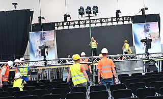 Seit Mittwoch bauten rund 200 ehrenamtliche Helferinnen und Helfer für die Sommerkongresse auf. Diesen Freitag sollen sie nun losgehen. - BARBARA FRANKE Seit Mittwoch bauten rund 200 ehrenamtliche Helferinnen und Helfer für die Sommerkongresse auf. Diesen Freitag sollen sie nun losgehen. - BARBARA FRANKE