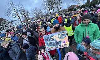 Auf dem Platz vor der Delbrücker Stadthalle haben sich mehrere hundert Menschen zur Demonstration versammelt. - Jens Reddeker Auf dem Platz vor der Delbrücker Stadthalle haben sich mehrere hundert Menschen zur Demonstration versammelt. - Jens Reddeker