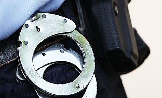 Die Beamten ließen im Bielefelder Hauptbahnhof sofort die Handschellen klicken. - dpa Die Beamten ließen im Bielefelder Hauptbahnhof sofort die Handschellen klicken. - dpa