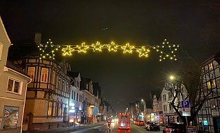 Die neue Weihnachtsbeleuchtung erstrahlt die Lange Straße in Beverungen. - Beverungen Marketing Die neue Weihnachtsbeleuchtung erstrahlt die Lange Straße in Beverungen. - Beverungen Marketing