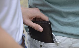Die Antänzer haben es nicht unbedingt auf Frauen-Handtaschen abgesehen, sie nähern sich männlichen Passanten, um an Handys oder Geldbörsen zu kommen. - Symbolfoto: picture alliance / Schoening Die Antänzer haben es nicht unbedingt auf Frauen-Handtaschen abgesehen, sie nähern sich männlichen Passanten, um an Handys oder Geldbörsen zu kommen. - Symbolfoto: picture alliance / Schoening