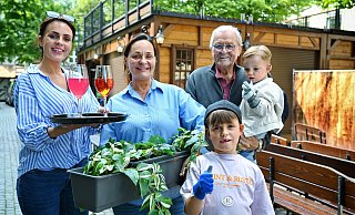 Vier Generationen packen mit an: Karen Schneider (2.v.l.) mit Tochter Christina, den Enkeln Oscar und Josef sowie Vater Walter. - Barbara Franke Vier Generationen packen mit an: Karen Schneider (2.v.l.) mit Tochter Christina, den Enkeln Oscar und Josef sowie Vater Walter. - Barbara Franke