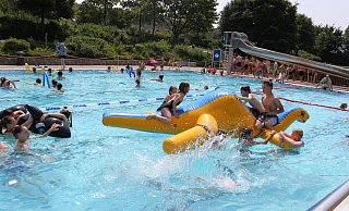 Kinder toben im Nieheimer Freibad - ob der Bäderbetrieb im Mai wieder aufgenommen wird ist unklar. - Stadt Kinder toben im Nieheimer Freibad - ob der Bäderbetrieb im Mai wieder aufgenommen wird ist unklar. - Stadt