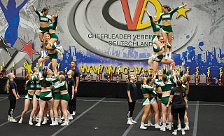 Die Senior Wildcats bei der Âbschluss-Pyramide. Danach stand fest: es reicht für den nationalen Titel. - Zaklina Tazbir-Chmura Die Senior Wildcats bei der Âbschluss-Pyramide. Danach stand fest: es reicht für den nationalen Titel. - Zaklina Tazbir-Chmura
