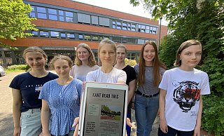 Franziska (v. l.), Inge, Laura, Thalisa und Finley haben zusammen mit den beiden Lehrerinnen Pia Sundermann (2. v. r.) und Klaudia Baumgard (3. v. r.) die zweite Ausgabe der Schülerzeitung zusammengestellt. - Nicole Sielermann Franziska (v. l.), Inge, Laura, Thalisa und Finley haben zusammen mit den beiden Lehrerinnen Pia Sundermann (2. v. r.) und Klaudia Baumgard (3. v. r.) die zweite Ausgabe der Schülerzeitung zusammengestellt. - Nicole Sielermann
