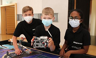 Julius (v.l.), Justus und Sarah, Schüler des Pelizaeus Gymnasium und dem Team Pelestorms präsentieren ihren Lego-Roboter. - Sebastian Beeg Julius (v.l.), Justus und Sarah, Schüler des Pelizaeus Gymnasium und dem Team Pelestorms präsentieren ihren Lego-Roboter. - Sebastian Beeg