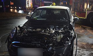 Die Fahrerin des Mini Cooper soll ungebremst bei Rot in die Kreuzung gefahren sein und kollidierte dort mit einem Nissan. - Polizei Herford Die Fahrerin des Mini Cooper soll ungebremst bei Rot in die Kreuzung gefahren sein und kollidierte dort mit einem Nissan. - Polizei Herford