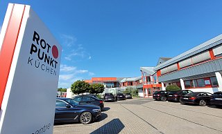 Rotpunkt Küchen in Bünde möchte im Jahr 2022 einen Umsatz von etwa 94 Millionen Euro erwirtschaften. Etwa 340 Mitarbeiter arbeiten an zwei Standorten. - Florian Weyand Rotpunkt Küchen in Bünde möchte im Jahr 2022 einen Umsatz von etwa 94 Millionen Euro erwirtschaften. Etwa 340 Mitarbeiter arbeiten an zwei Standorten. - Florian Weyand