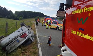 Das Unglücksfahrzeug blieb im Straßengraben der K 13 liegen. - David Schellenberg Das Unglücksfahrzeug blieb im Straßengraben der K 13 liegen. - David Schellenberg