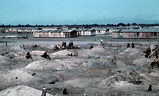 Das Kriegsgefangenenlager Stalag (Stammlager) 326 existierte auf dem Gelände der heutigen Polizeischule zwischen Hövelhof und Stukenbrock-Senne. Stukenbrock gehörte bis 1970 zum Kreis Paderborn. Auf dem Foto aus dem Jahr 1941 sind restliche Erdhöhlen und im Hintergrund das fast fertige Kriegsgefangenen-Barackenlager zu sehen. - © LWL-Medienzentrum für Westfalen Das Kriegsgefangenenlager Stalag (Stammlager) 326 existierte auf dem Gelände der heutigen Polizeischule zwischen Hövelhof und Stukenbrock-Senne. Stukenbrock gehörte bis 1970 zum Kreis Paderborn. Auf dem Foto aus dem Jahr 1941 sind restliche Erdhöhlen und im Hintergrund das fast fertige Kriegsgefangenen-Barackenlager zu sehen. - © LWL-Medienzentrum für Westfalen
