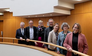 Kathrin Clausen (rechts) ist neue Schulrätin für Grundschulen im Kreis Herford. An ihrer Einführung nahmen teil (v. l.): Landrat Jürgen Müller, Michael Uhlich und Iris Hohberg von der Bezirksregierung, Schulrat Eduard Rammert, Schulrätin Annette Mühlenmeier und Schulrätin Gabriele Ortner. - Frank-Michael Kiel-Steinkamp Kathrin Clausen (rechts) ist neue Schulrätin für Grundschulen im Kreis Herford. An ihrer Einführung nahmen teil (v. l.): Landrat Jürgen Müller, Michael Uhlich und Iris Hohberg von der Bezirksregierung, Schulrat Eduard Rammert, Schulrätin Annette Mühlenmeier und Schulrätin Gabriele Ortner. - Frank-Michael Kiel-Steinkamp