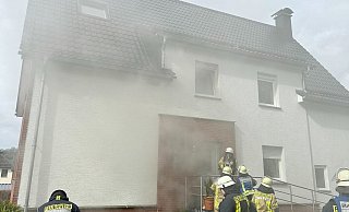 Dichte Rauchwolken hüllen das Zweifamlienhaus in der Straße Graben im Bürener Stadtteil Brenken ein. - Feuerwehr Büren Dichte Rauchwolken hüllen das Zweifamlienhaus in der Straße Graben im Bürener Stadtteil Brenken ein. - Feuerwehr Büren