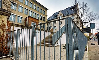 Bislang ist der Pausenhof der Luisenschule nach Schulschluss dicht. Und das sollte auch so bleiben. - Sarah Jonek Bislang ist der Pausenhof der Luisenschule nach Schulschluss dicht. Und das sollte auch so bleiben. - Sarah Jonek