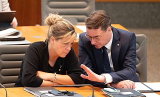 NRW-Wirtschaftsministerin Mona Neubaur (Grüne) und Ministerpräsident Hendrik Wüst (CDU) im Gespräch. Am Zusammenhalt der Parteien auf Landesebene zweifeln Beteiligte nicht. - SVEN SIMON NRW-Wirtschaftsministerin Mona Neubaur (Grüne) und Ministerpräsident Hendrik Wüst (CDU) im Gespräch. Am Zusammenhalt der Parteien auf Landesebene zweifeln Beteiligte nicht. - SVEN SIMON