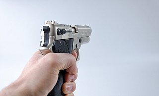 Mit einer Schusswaffe und einem Messer bedrohten die Räuber ihre Opfer. - Stefan Becker Mit einer Schusswaffe und einem Messer bedrohten die Räuber ihre Opfer. - Stefan Becker