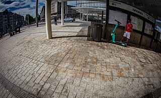 Voller Flecken: Das Jahnplatz-Pflaster sieht teils schlimm aus. Doch der zuständige Dezernent sieht nicht nur die Stadt in der Pflicht, etwas zu tun. Denn den Dreck verursachen Nutzer des Platzes. - Mike-Dennis Mller / www.mdm.photo Voller Flecken: Das Jahnplatz-Pflaster sieht teils schlimm aus. Doch der zuständige Dezernent sieht nicht nur die Stadt in der Pflicht, etwas zu tun. Denn den Dreck verursachen Nutzer des Platzes. - Mike-Dennis Mller / www.mdm.photo